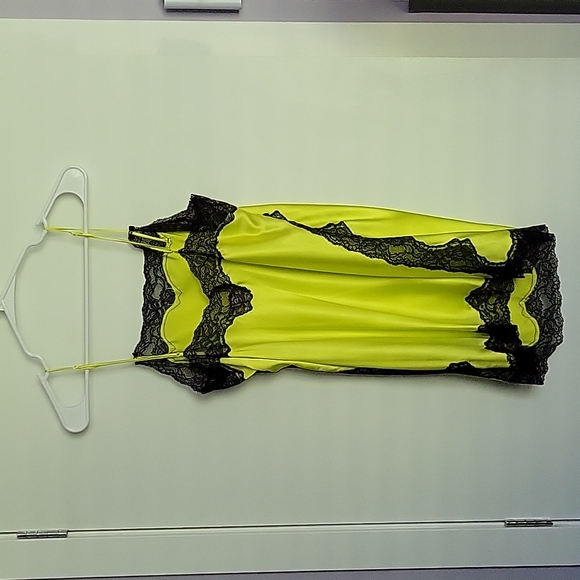 VS yellow and black slip 💛🖤 - Picture 2 of 7